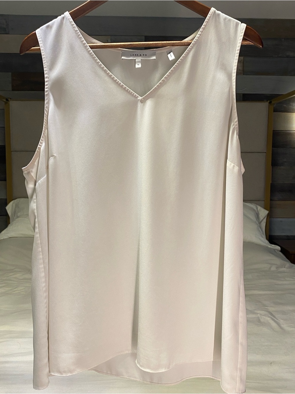 Lark & Ro Light Cream V-Neck Sleeveless Camisole